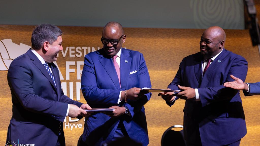 Lors de la signature du partenariat stratégique entre l’EGC et ERG à Cape Town en Afrique du Sud en marge de 32ième Indaba Mining 