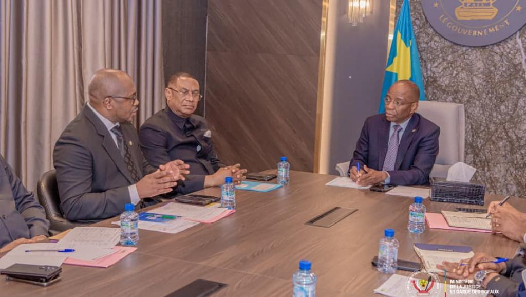 Le ministre d'État, ministre de la Justice et Garde des Sceaux échangeant avec la délégation du CEEC.