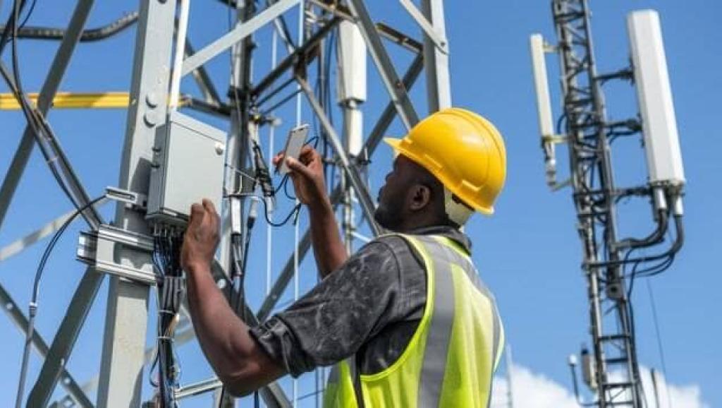 Installation des pylônes de télécommunications.