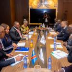 Doudou Fwamba, ministre de Finances, et la délégation de la Banque africaine du Développement, à Kinshasa.