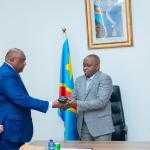 Le ministre de l'Intérieur, Jacquemin Shabani, et le ministre de Transports, Jean-Pierre Bemba lors de la remise du dispostif de verification de permis de conduire à Kinshasa