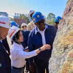 Louis Watum, ministre de Mines à Pékin, en Chine, avec les responsables de Zijin Mining Group