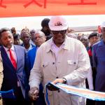 Louis Watum lançant les activités de prospection géologique du projet MICKA à Mbujimayi.
