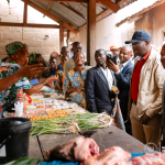Le VPM Mukoko Samba clôture sa mission économique dans la province de la Tshuapa par le territoire de Bokungu.