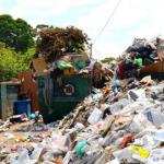 Des déchets plastiques envahissent la ville de Kinshasa.