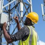 Installation des pylônes de télécommunications.