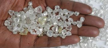 Les prix de gros des diamants taillés en gros ont chuté d’environ 20 % en 2023