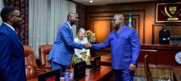 Félix Tshisekedi serrant la main du DG de Kobold metals