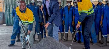 Photo prise après la signature de l'accord minier pour exportation de Tungstène 