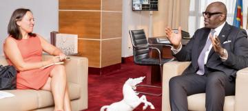 Le ministre de Mines, Louis Watum et l'ambassadrice belge en RDC, Roxane de Bilderling, photo prise lors leur échange