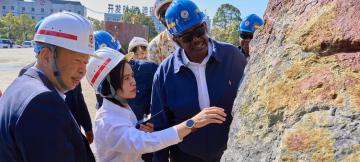 Louis Watum, ministre de Mines à Pékin, en Chine, avec les responsables de Zijin Mining Group