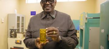 Louis Watum dans l'usine de raffinerie de l'or 