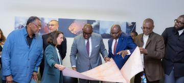 Les responsables du MRAC remettant au ministre Louis Watum une carte historique de la RDC datant de 1952.