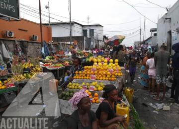 Les étalages des petits commerçants au marché de l'UPN