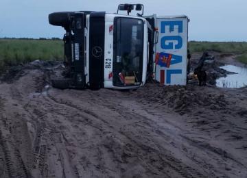 Camion d'Egal Sarl renversé. Ph. Droit tiers.