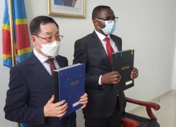 Julien Paluku et le représentant de la firme Sud-coréenne CHEONG MYUNG. Ph. Droits tiers.