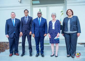 Le Premier Ministre et des officiels de la Maison Blanche et du Département d'État 