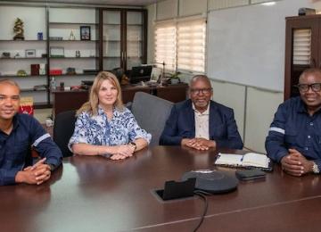 (LR) Olivier Binyingo (Vice-président Affaires publiques d'Ivanhoe Mines RDC), Marna Cloete (Présidente d'Ivanhoe Mines), Alphonse Kaputo Kalubi (Président de la Gécamines) et Louis Watum (Directeur général, Kipushi Corporation) discutant du partenariat 