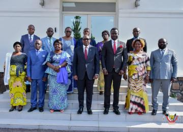 Le Premier Ministre  avec les députés provinciaux du Tanganyika 