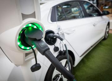 Un véhicule électrique en charge