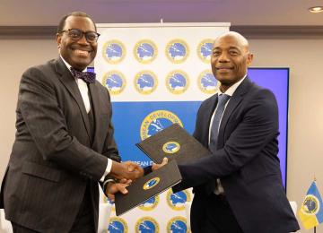Poignée de main entre le président de la BAD et celui de la Banque de développement des Caraïbes