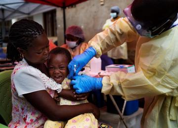 Vaccination d'un enfant.