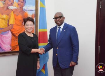 Poignée de main entre le Premier Ministre de la RDC et la Représentante spéciale du gouvernement chinois 