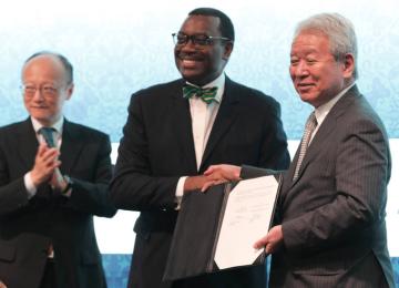 De g. à dr.: Masato Kanda, vice-ministre des Finances/Affaires internationales du Japon; Akinwumi Adesina, président de la BA ; Akihiko Tanaka, président de la JICA