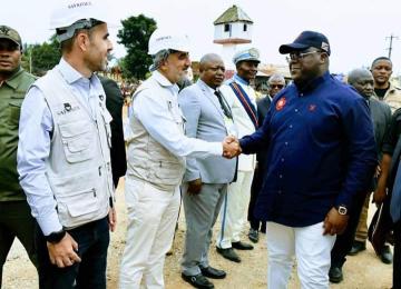 Le président de la République saluant le staff de l'entreprise qui va exécuter les travaux de cette route 