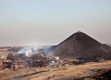 La cheminée et la montagne des scories de la Gécamines. Photo d'illustration