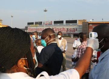 Prélèvement de température à l'aéroport de N'Djili