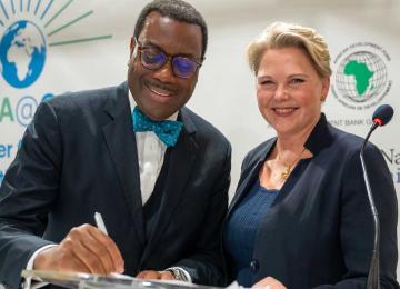 Le président de la BAD , Akinwumi Adesina (à gauche), en compagnie de la ministre norvégienne du Développement international, Anne Beathe, Tvinnereim.