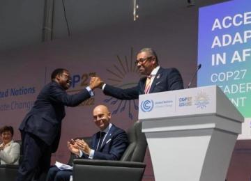 De gauche à droite : Le président de la BAD, Akinwumi Adesina, et le ministre britannique des Affaires étrangères, James Cleverly, à la COP27