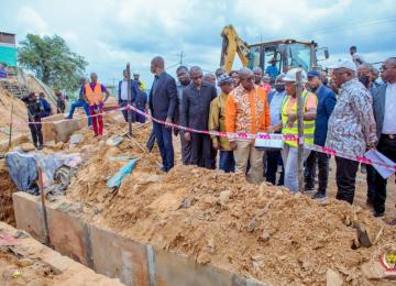 Le Premier Ministre s'est rendu tour à tour sur la RN1 au niveau de Matadi Kibala, à Zamba Télécom et à Kindele