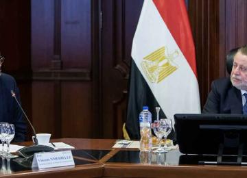 De gauche à droite: le secrétaire général de la BAD Vincent Nmehielle et le gouverneur de la Banque centrale d'Égypte Hassan Abdalla