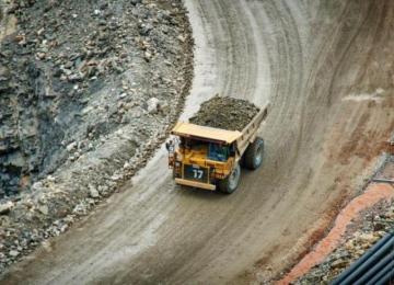 Un engin Ben dans une carrière des mines