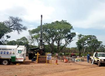 Une foreuse au diamant forant le trou DD227 entre Makoko et Kakula West.