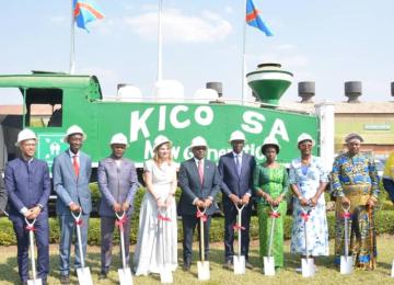 Le Premier Ministre Sama Lukonde et le staff de KICO à la cérémonie de relance des activités en août 2022