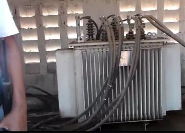 Une cabine électrique. 