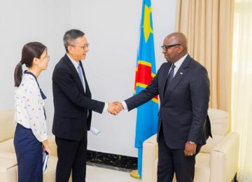 Poignée de main entre le Premier ministre Sama Lukonde et le PDG de China Jiangxi, Zhang Jian An