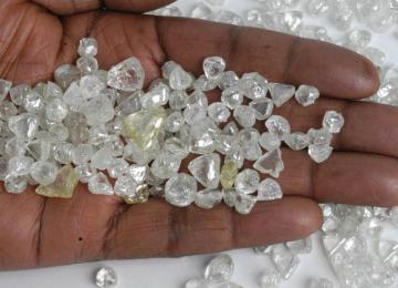 Les prix de gros des diamants taillés en gros ont chuté d’environ 20 % en 2023