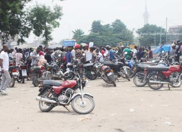 Des motocyclistes sur un parking à Kinshasa 