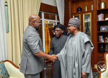 L'ancien président nigérian a conduit l'homme d'affaires Aliko Dangote chez le président de la République