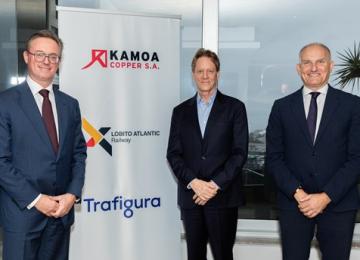 (De g à dr) Jeremy Weir, président exécutif et PDG de  Trafigura ; Robert Friedland, fondateur et coprésident exécutif d’Ivanhoe Mines ; et Francisco Franca, PDG de Lobito Atlantic Railway (LAR), célébrant la signature de l’accord