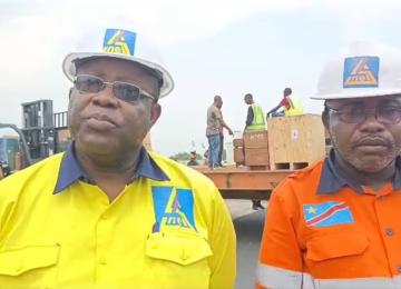 Le Directeur provincial Kitambala en jaune et Kombozi Bangala, Directeur de production de la SNEL SA Kisangani.