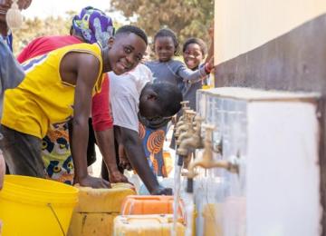 Ivanhoe Mines  a investi dans les forages d'eau, ici à Kipushi, pour alimenter les communautés locales