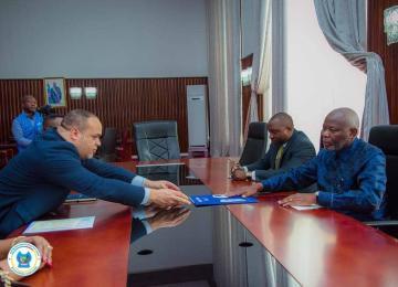Le DG de la SNEL,  Fabrice Lusinde,  remettant un dossier au président de l'assemblée nationale,  Vital Kamerhe, lors de la réunion de ce mardi 