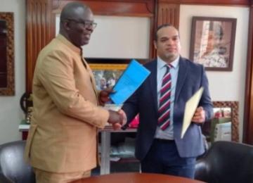 Poignée de main entre le DG de l'ACP Bienvenu-Marie Bakumania, à gauche, et le DG de la SNEL Fabrice Lusinde, à droite.