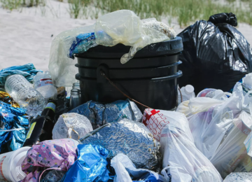 Des sacs poubelles en plastique