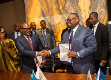 Poignée de main entre le ministre des Finances sortant Nicolas Kazadi et l'entrant Doudou Fwamba